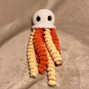 Virkad bläckfisk  - En virkad bläckfisk, med glittriga Säkerhetsögon. Och den är stoppad med fyllnadsvadd, och virkad av mig! Den är också mjuk och gullig.