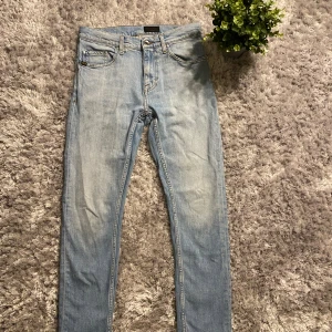 Ljusblå Tiger of Sweden jeans - Säljer ett par ljusblåa Tiger of sweden jeans. Inga defekter och väldigt fint skick.  Storlek W28 L32 Tveka inte på att skriva till mig vid funderingar.  Modellen heter Tiger of Sweden ”pistolero ” Priset är inte hugget i sten