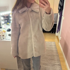 Fluffig jacka - Från h&m i storlek xs! Som ny