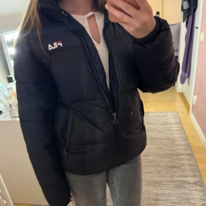 Fila jacka - Vinterjacka, köpt på Zalando. Endast använd max 5 gånger! Storlek xs, funkar för S också