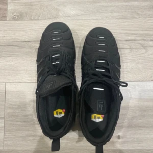 Svarta vapormax Nike med storlek 45 - Säljer ett par skor vapormax Nike som e jätte sköna o ha på sig dom e helt nya som e storlek 45 för mer info om skorna e de ba skriva, pris kan diskuteras 