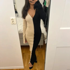 Klänning/kofta - Jag säljer denna ursnygga klänning i ett jätte tjockt och mjukt material. Den har knappar hela vägen ner så klänningen går även att bära på olika sätt, som en kofta. Riktigt smidigt och smickrande. Det är även korta slitsar vid båda ärmarna. Den har använts ett fåtal gånger och är så gott som ny! Den sitter väldigt figurnära och är i stretch.