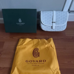 Vit axelväska herr  - Säljer min helt nya vita axelväska. Box kommer och priset kan diskuteras!