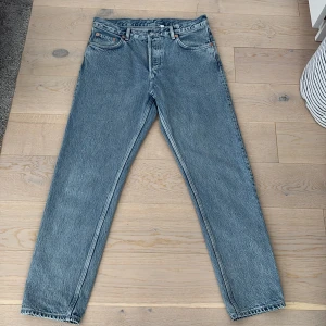 Weekday Barrel Relaxed Tapered Jeans - Snygga ljusblå jeans från Weekday i modellen Barrel Relaxed Tapered. Jeansen har en avslappnad passform med avsmalnande ben och klassisk femficksdesign. Tillverkade i 100% bomull för en autentisk denimkänsla. Perfekta för en chill och trendig look.