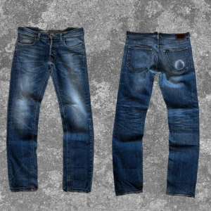 Jeans med snygg slitning  - Stilrena och perfekta nu i höst, bra skick. Skriv vid fundering ✌️