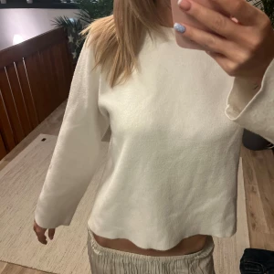 Vit långärmad tröja från Object - Säljer en stilren vit långärmad tröja från Object i storlek XS. Tröjan har en enkel och rak passform med rund halsringning och är tillverkad i ett mjukt material som känns skönt mot huden. Perfekt att matcha med jeans eller kjol.
