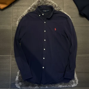 Ralph Lauren Featherweight Mesh Skjorta Navy - Mörkblå skjorta från Ralph Lauren i storlek M. Klassisk modell med tidlös passform och hög kvalitet. 