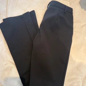 Svarta kostymbyxor från ONLY XS - Snygga svarta kostymbyxor från ONLY i modellen tailoring. Byxorna är bootcut  Materialet känns mjukt och följsamt, vilket gör dem bekväma hela dagen.