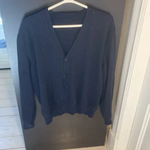 Mörkblå ullkofta  - Snygg mörkblå kofta från United fashion, tillverkad i top material i Italien , perfekt för att hålla värmen under kyliga dagar. Enkel och stilren design som funkar till många olika looks. Nypris 2300, Passar runt 185-190, priser är inte bestämt kom med bud!