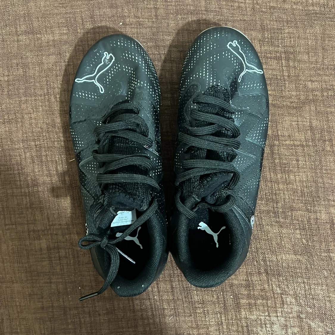 Svarta fotbollsskor från Puma