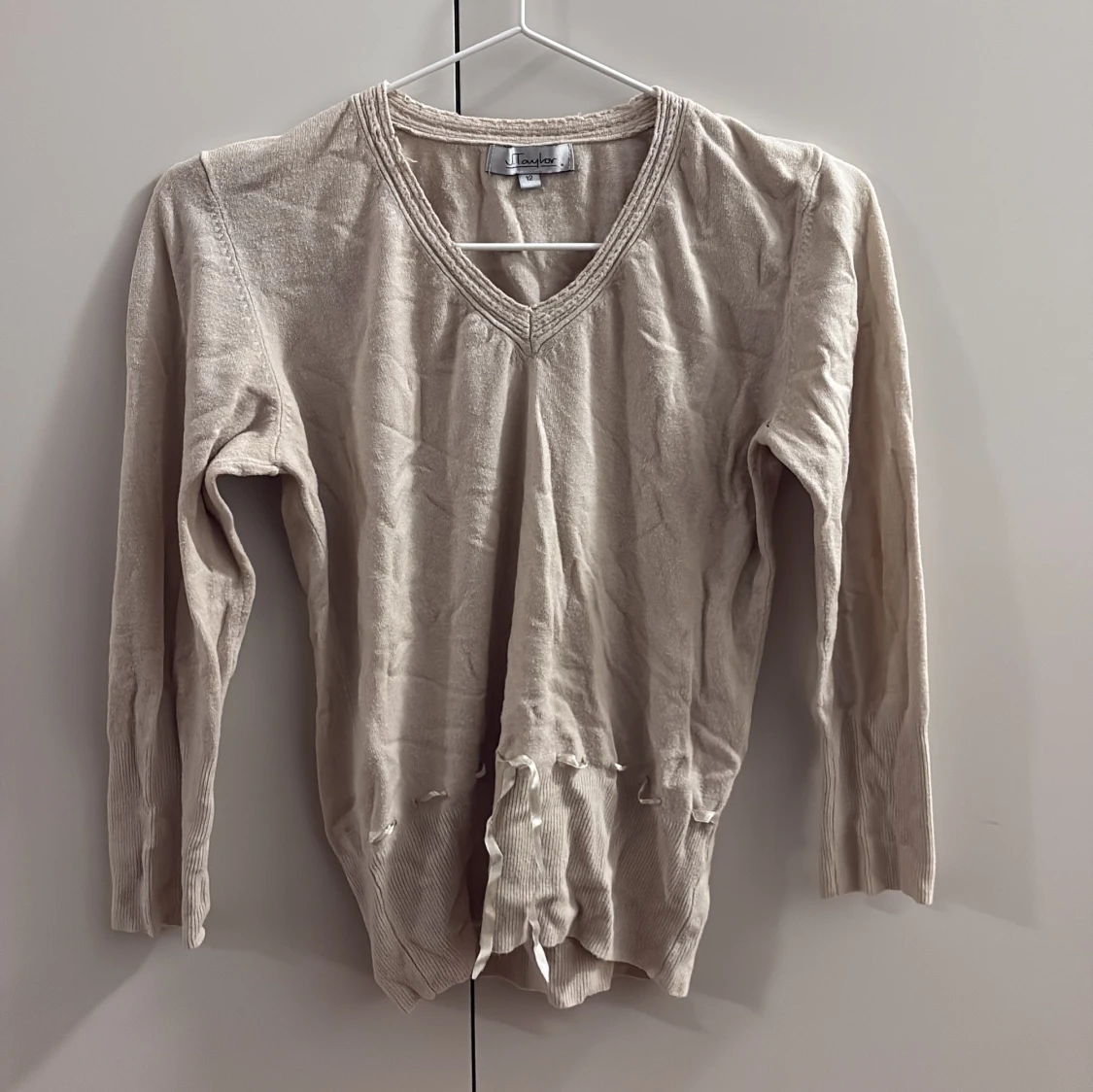 Beige v-ringad tröja J,Taylor