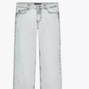 Ljusgrå raka jeans - Snygga ljusgrå jeans med klassisk femficksdesign och raka ben. Jeansen har normal passform och är tillverkade i jeansmaterial. Perfekta för dig som gillar en clean och stilren look.