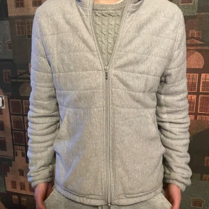 Stenströms jacka - En riktig skön och tjock jacka från Stenströms. I ny skick. Storleken är M. Nypriset ligger på lite över 3 tusen kr mitt pris för endast 999