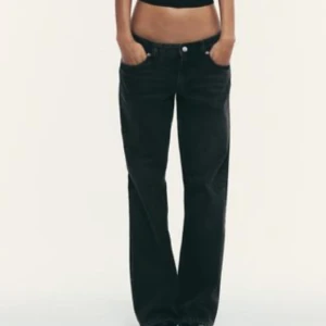 Svarta wide jeans med låg midja - Snygga svarta jeans från zara med låg midja och raka ben