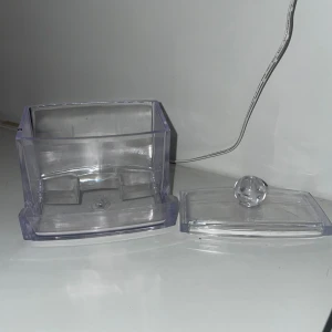 Genomskinligt ”skål”  - Säljer ett stilrent och genomskinligt ”skål” med ett lock och en rund knopp som handtag. Perfekt för att förvara tex tops och ha på sminkbordet. Är oanvänd och i ett fint skick!!💕 