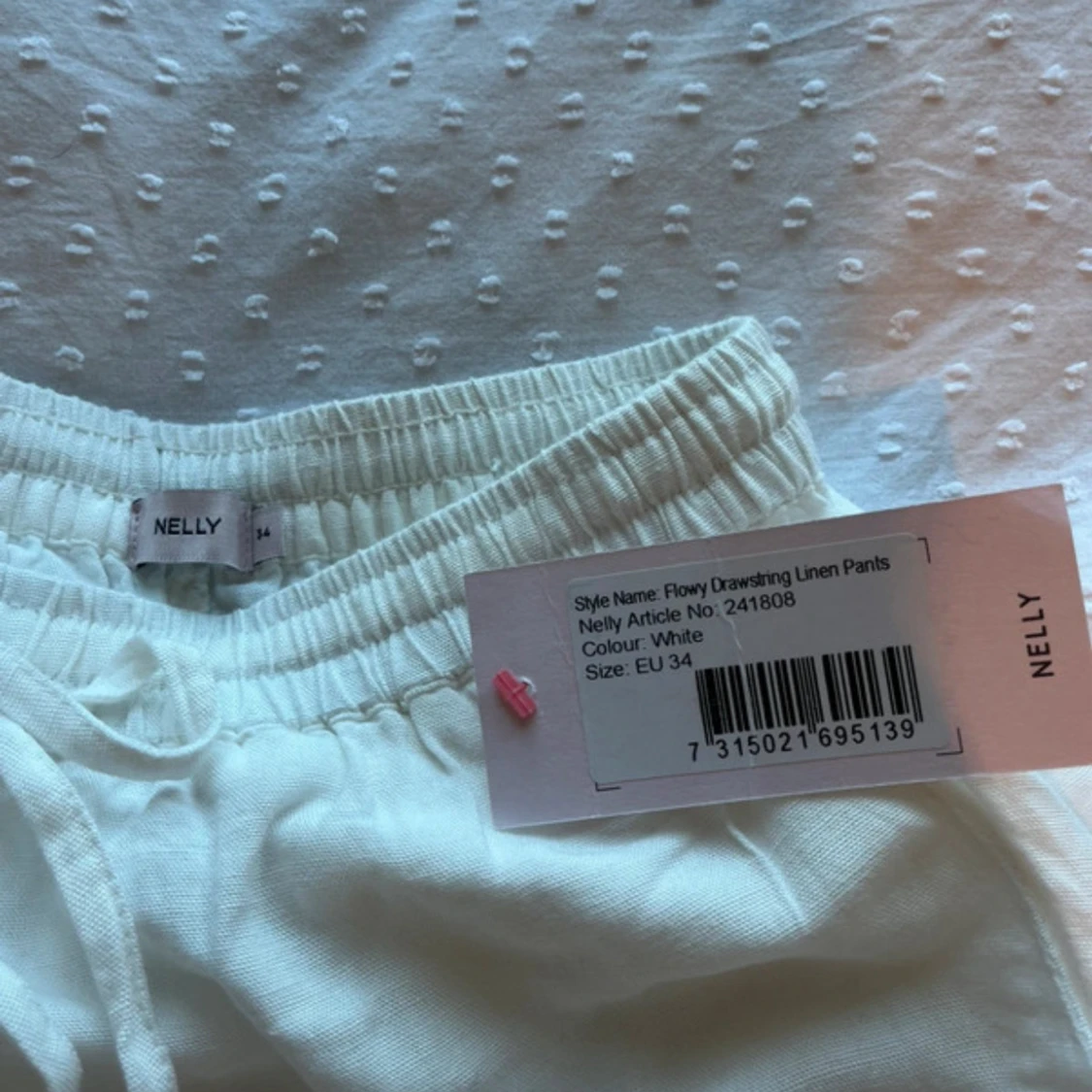 Vita linnebyxor med snörning från Nelly - 2