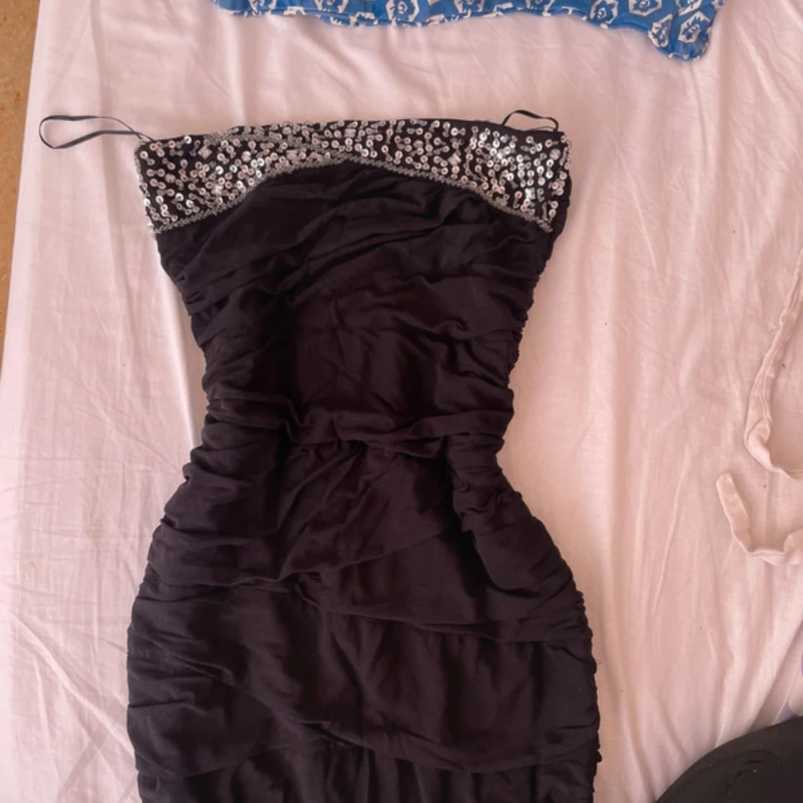 Svart paljettklänning från Quiz - 1