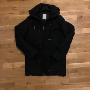 J.lindbeg jacka nytt skick  - Säljer denna feta j.lindbeg jackan då den inte används längre, perfekt till nu när det börjar bli lite kallare! Funkar absolut som vinter jacka också. Nypris runt 6000