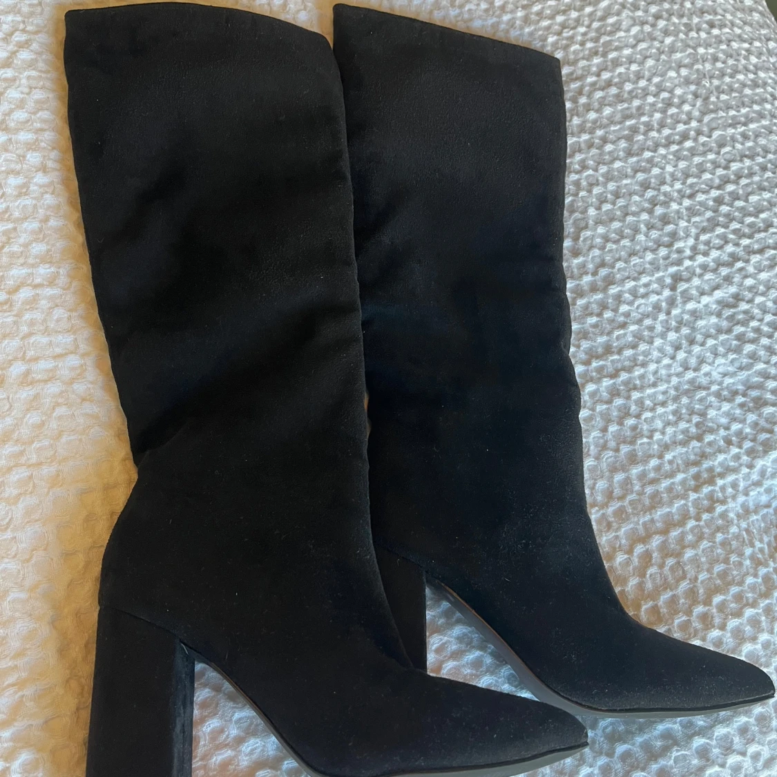 Svarta höga stövlar/boots med klack