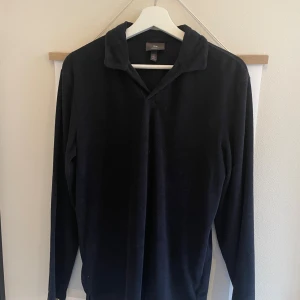 Svart långärmad fleece-tröja  - Långärmad piké tröja i ett väldigt skönt material!