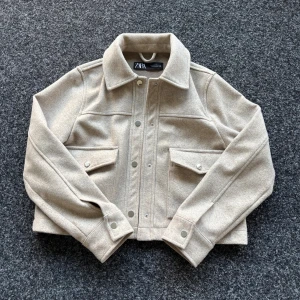 Beige kappa - Beige kappa från Zara storlek xs/s. Använd endast 4 gånger 