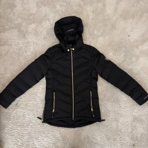 Vinterjacka - CANADA - Svart Vinterjacka från Canada Snow | Strl: S |Nypris: 3500kr | Pris kan diskuteras | Skick: nyskick | Köparen står för frakten | Kolla gärna igenom mina andra annonser också 🥰