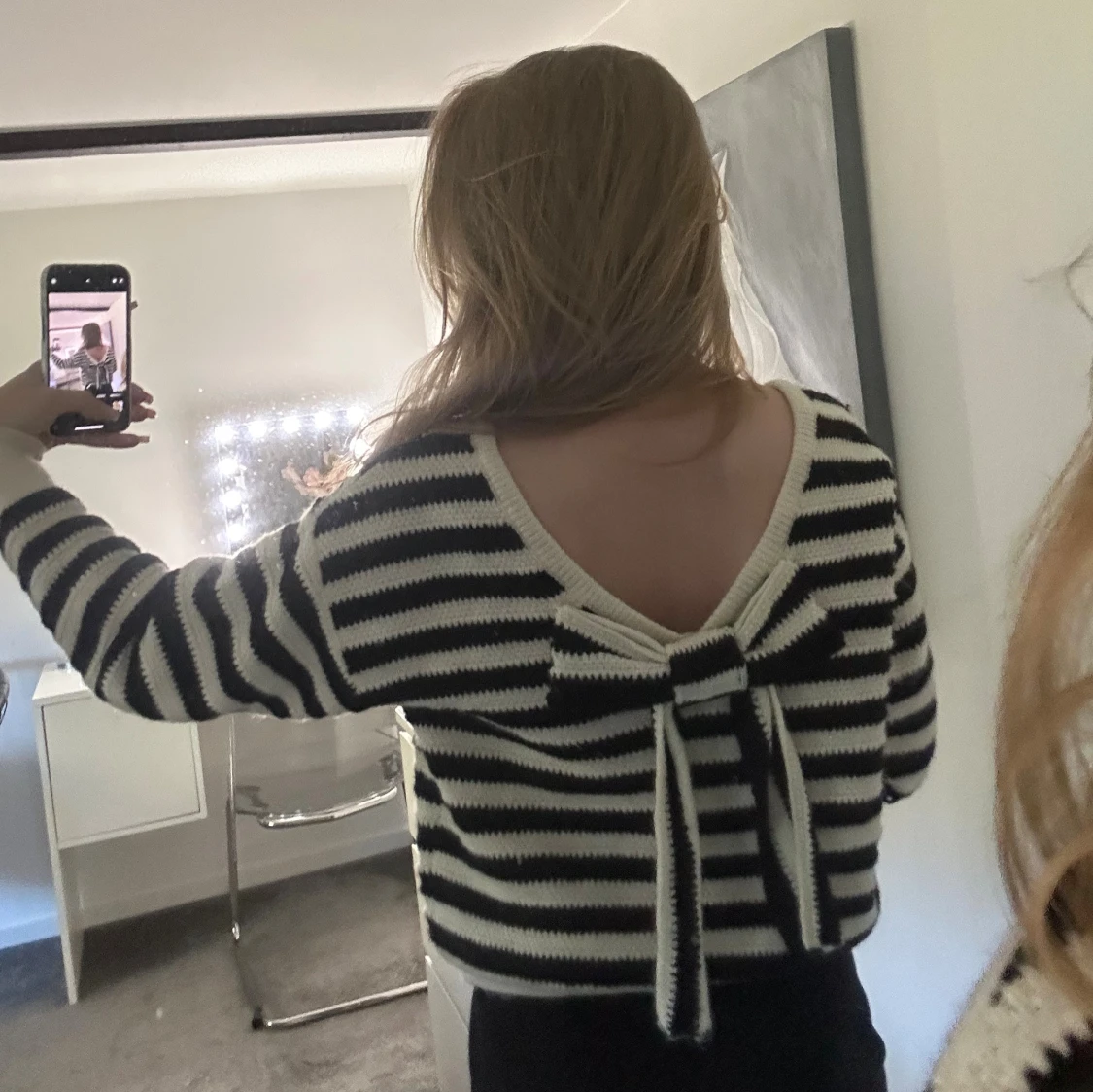 Randig stickad tröja med rosett i ryggen - 3