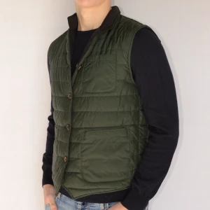 Massimo Dutti väst  - MASSIMO DUTTI VÄNDBAR DUNVÄST  Storlek : M   Passform : Liten  Användning : Västen är i ett väldigt fint skick utan defekter  Nypris : Cirka 1500SEK  Modellen på bilen är 182CM och väger 76KG