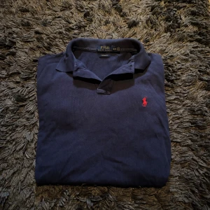 Polo Ralph Lauren Piké Marinblå - Polo Ralph Lauren Piké  | Marinblå | STILIG | Skick: 9,8/10 | Storlek: M | Pris: 349 SEK | Frakt: Postnord + Instabox + Bring | Skriv vid minsta fråga eller funderingar 📩 PRISET ÄR INTE FAST