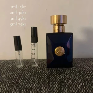 Versace parfym decant - Lyxig Versace parfym säljs i mindre decant-flaskor (1ml, 2ml, 3ml, 5ml). Perfekt för dig som vill testa något exklusivt utan att köpa en hel flaska. Snygg design med gulddetaljer.