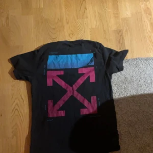 Off white t shirt  - Säljer denna off white t shirt i storlek XS bra skick jag tyvärr inget kvitto men garanterat äkta 