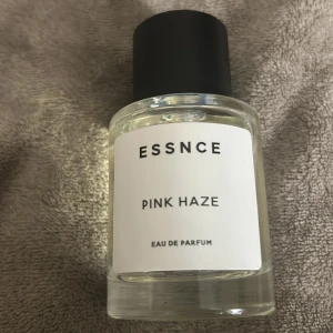 Essnce Pink Haze Eau de Parfum - Modern och stilren parfym från ESSNCE med namnet Pink Haze. En Eau de Parfum som passar dig som vill ha något unikt i din samling. Perfekt för dig som gillar minimalistisk design.