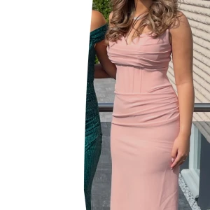 Ljusrosa långklänning - Supersnygg ljusrosa långklänning med figurnära passform och v-ringad överdel. Endast använd under en kväll och är praktiskt taget i nytt skick, perfekt för bal eller annat event 😻 storlek S 