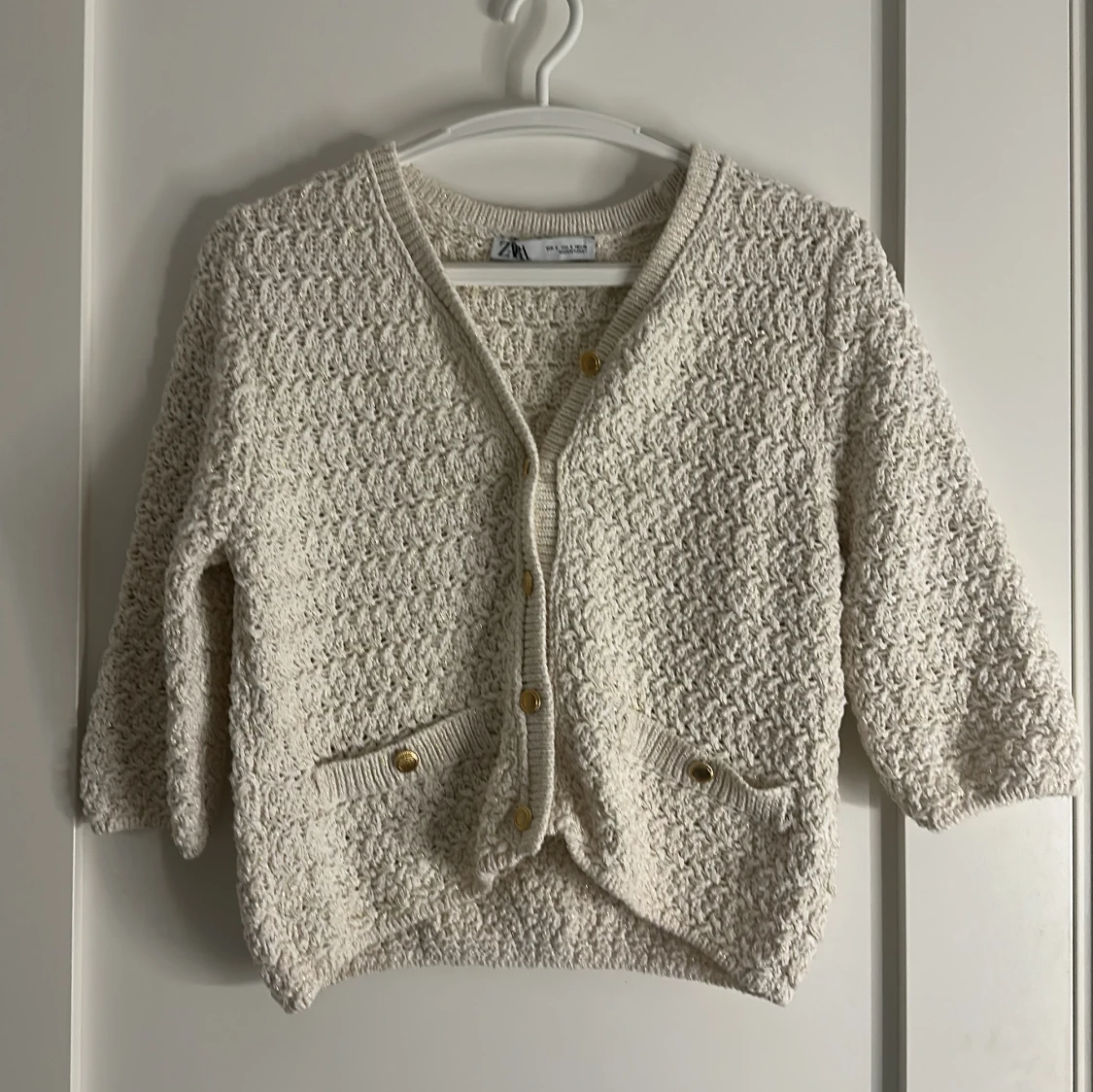 Beige stickad kofta från Zara med guldknappar