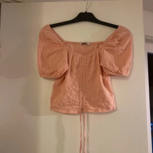 Topp med dragsko - Jätte söt topp med dragsko i mitten! 