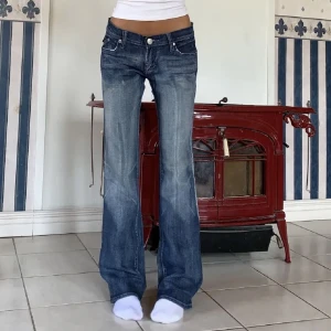 Bootcut jeans Blue cult  - INTRESSEKOLL!! på mina lågmidjade Bootcut jeans från Blue Cult! Säljer dem eftersom de är försmå för mig. Skulle säga att de skulle passa typ  xxs.💕De är endast använda 1 gång för länge sedan. Lånad första bild!