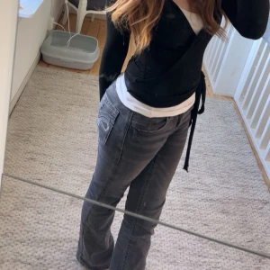 Grå bootcut jeans med broderade fickor - Säljer ett par gråa bootcut jeans från Gina tricot.