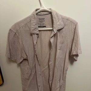 Linneskjorta  - Beige linneskjorta från Jack and Jones i storlek L. Använd max 5 gånger. Nypris 500kr mitt pris 140kr. Tveka inte på att höra av er vid frågor eller prisförslag!