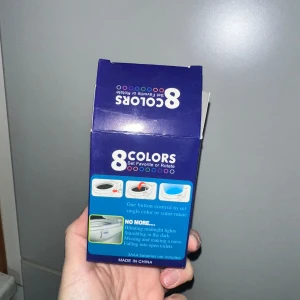 Lightbowl 8 Colors Toilet Night Light toalett led lampa  - Praktisk toalettlampa med 8 färger och enkel knappkontroll. Passar alla toaletter och gör nattbesök bekväma utan bländande ljus. Produkten är i nyskick och levereras i originalförpackning. Kräver 3 AAA-batterier (ingår ej). WC lampa 