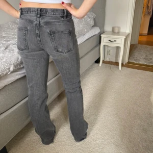 Grå Zara jeans raka midwaist - Säljer ett par grå zara jeans. Jeansen har mid waist midja och är tillverkade i mjukt jeanstyg som ger en avslappnad vibe. Perfekta för dig som gillar en tidlös och cool look.