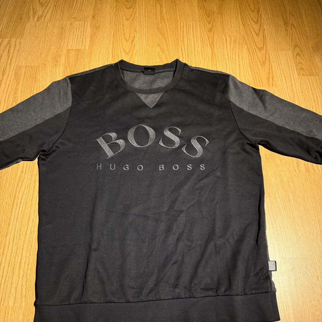 Två långärmade tröjor från Hugo Boss