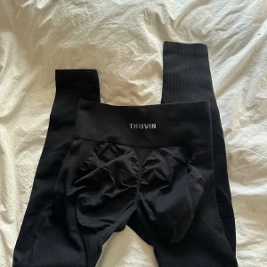 Svarta träningsbyxor Thrivin XS - Supersköna och bra träningsbyxor från Thrivin! Säljes eftersom de är för smä för mig och jag behöver köpa en större storlek använda sparsamt inga defekter