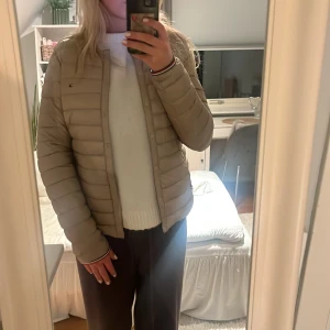 Beige pufferjacka Tommy Hilfiger M - Snygg beige pufferjacka från Tommy Hilfiger i storlek M. 