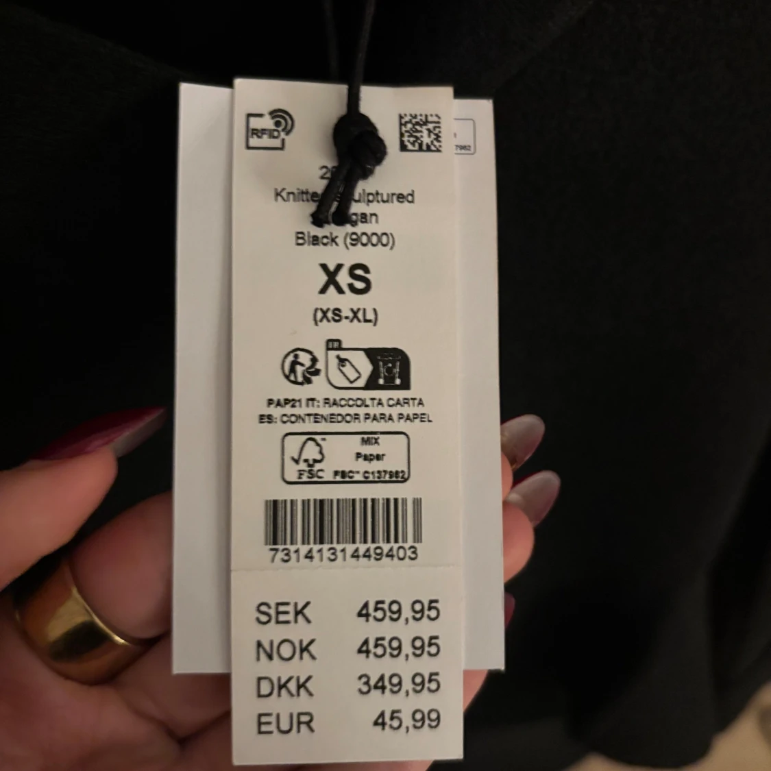 Svart stickad kofta med v-ringning - 1