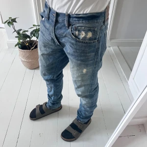 Denim and supply Ralph Lauren jeans  - Ralph Lauren denim and supply jeans. W34 L32, modellen är 180 cm och 75 kg. Mått A: 44 cm, B: 105 cm. Kom med frågor! Sjukt snygga därav priset