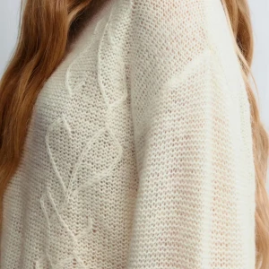 Vit stickad tröja från Gina Tricot - Mysig vit stickad tröja från Gina Tricot med diskret kabelmönster framtill. Tröjan har rund hals, ribbade muddar och lång ärm. Perfekt för dig som gillar en enkel men ändå snygg look med lite extra struktur i materialet. Är aldrig använd. 