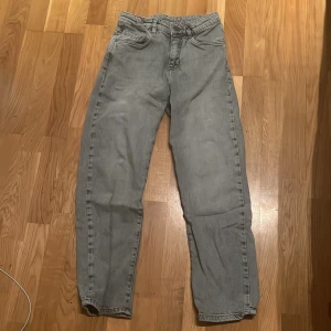 Ljusgrå raka jeans - Snygga ljusgrå jeans med rak passform och klassisk femficksdesign. Jeansen har normal midja och är tillverkade i mjukt denimtyg. Perfekta för dig som gillar en clean och avslappnad stil.