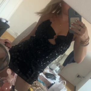 Svart paljett topp  - Svart paljett top storlek S