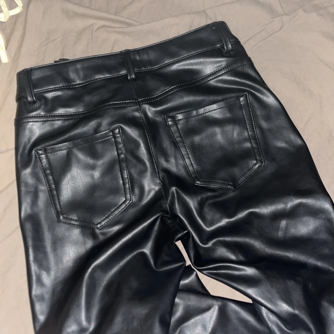 Svarta skinnbyxor från Vero Moda - 2