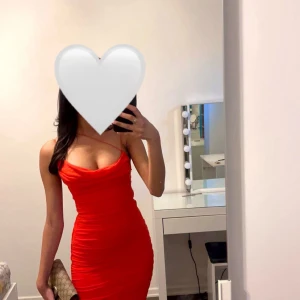 Röd tight klänning från oh polly helt ny strl 34 - Säljer en snygg röd klänning med tight passform och tunna axelband. Strl 34 helt ny